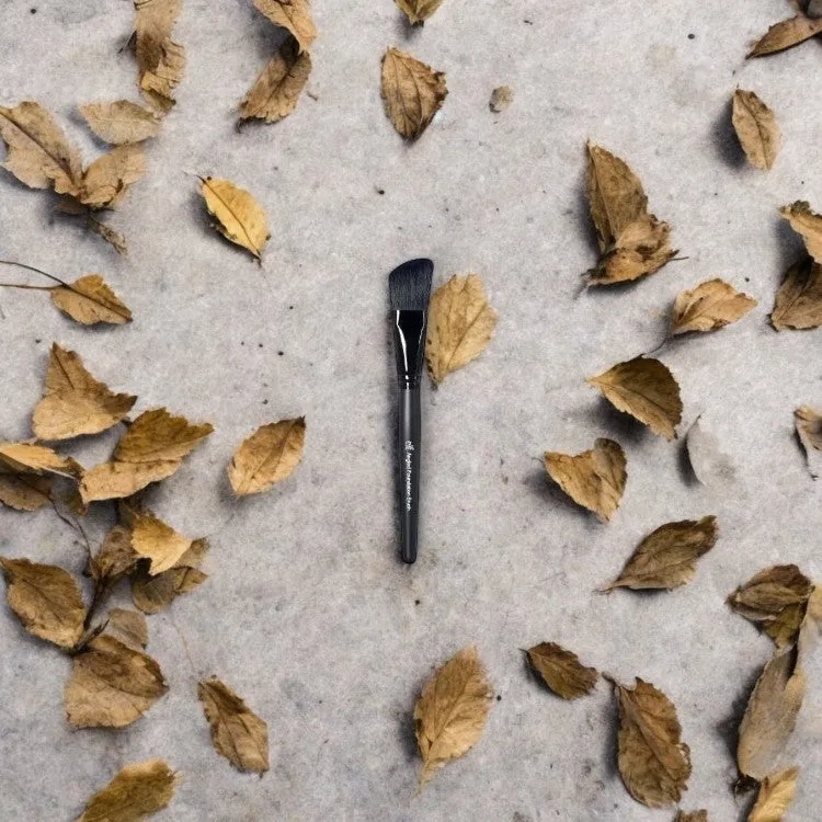 e.l.f. Studio Angled Foundation Brush - Angled Foundation Brush